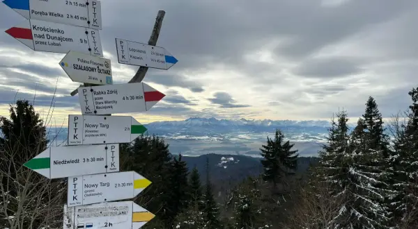 Wyprawa w góry wysokie jest możliwa dla wegetarianina. Widok na Tatry z tabliczek szlaków PTTK.