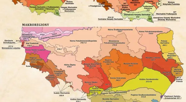 Mapa Polski z zaznaczonymi makroregionami, gdzie leżą Sudety (332.3, 332.6) i Przedgórze Sudeckie (332.1).