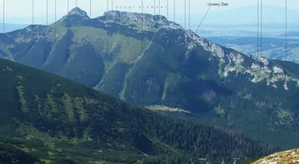 Giewont, o wysokości 1894 m n.p.m., góruje nad Tatrami. Widok z kolejki krzesełkowej.