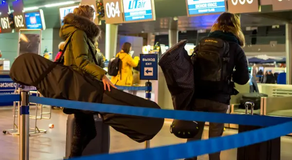 Osoby z dużym bagażem, jak przemycić dodatkowy bagaż w samolocie na wyprawę sprzętową.