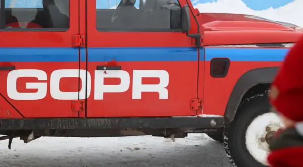 Czerwony samochód GOPR z napisem "GOPR" na drzwiach, gotowy do akcji w Karkonoszach. Sprawdź, jak sprawdzić zagrożenie lawinowe w Karkonoszach komunikaty GOPR.