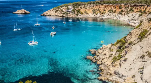 Ibiza - trzecia co do wielkości wyspa Balearów, jej tajemnice i atrakcje