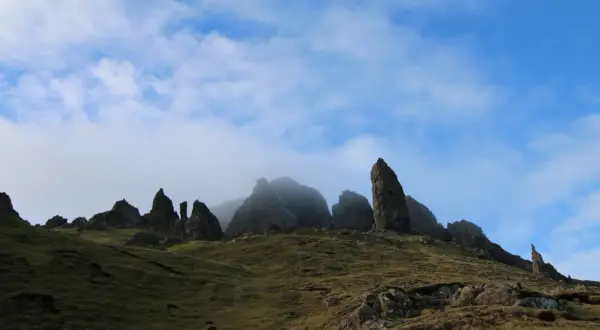 Skalne formacje na szkockiej wyspie Skye, gdzie skutki nagłej zmiany pogody pokazują, jak się ubrać: warstwowo i z ochroną przed wiatrem.