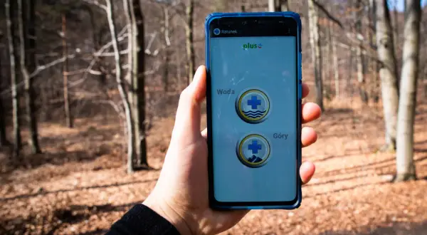 Telefon z aplikacją Ratunek w górach. Wyjście bez naładowanego telefonu może mieć przykre skutki.
