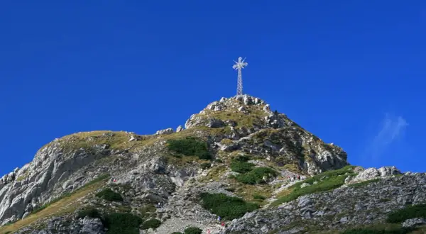 Ile ma krzyż na Giewoncie? Zaskakujące fakty o jego wysokości