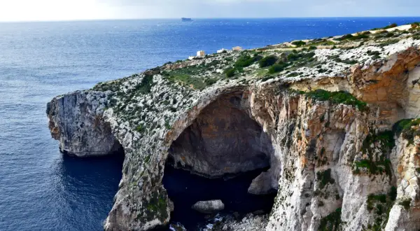 Malta i Gozo oferują najciekawsze trasy spacerowe na klifach, z widokiem na jaskinie i błękitne morze.