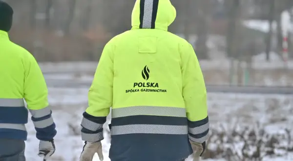 Pracownicy Polskiej Spółki Gazownictwa w zimowych kurtkach, badają przyczyny wycieków z butli gazowych w niskich temperaturach.