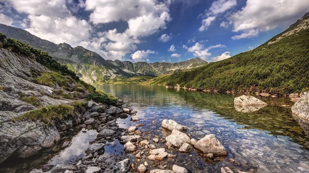 Malowniczy widok na Tatry, idealny punkt startowy, by dowiedzieć się, jak dojść do Doliny Pięciu Stawów.
