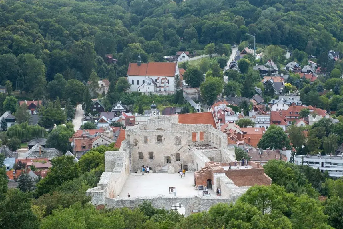 Ruiny zamku w Kazimierzu Dolnym, malownicze miasteczko z kościołem i domami na wzgórzach. Kazimierz Dolny atrakcje zachwycają.