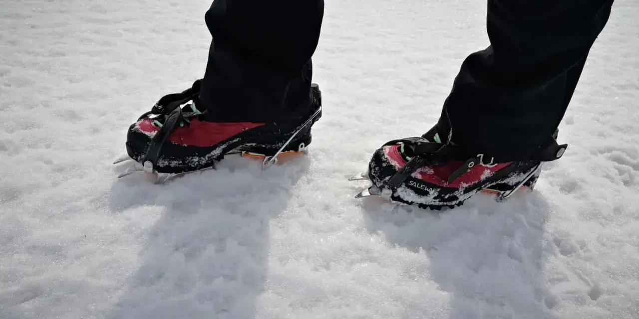 Buty z rakami na śniegu, idealne, by dobrać raczki turystyczne na szlaki w Górach Stołowych.