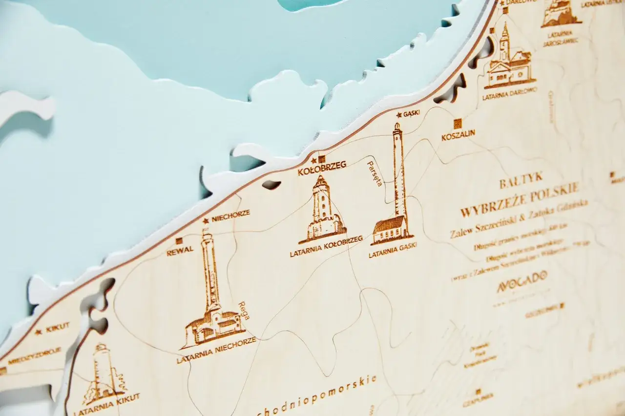 Drewniana mapa Polski z zaznaczonymi latarniami morskimi, idealna do zaplanowania trasy fotograficznej po najpiękniejszych latarniach.