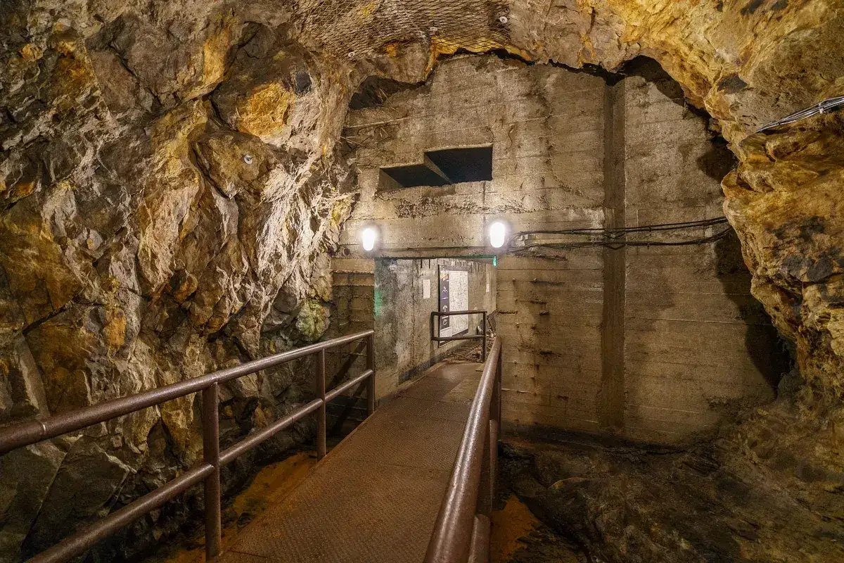 Warto zwiedzać sztolnie walimskie przy okazji wycieczki w góry sowie. Podziemny korytarz z metalową poręczą i oświetleniem prowadzi w głąb skalnej groty.