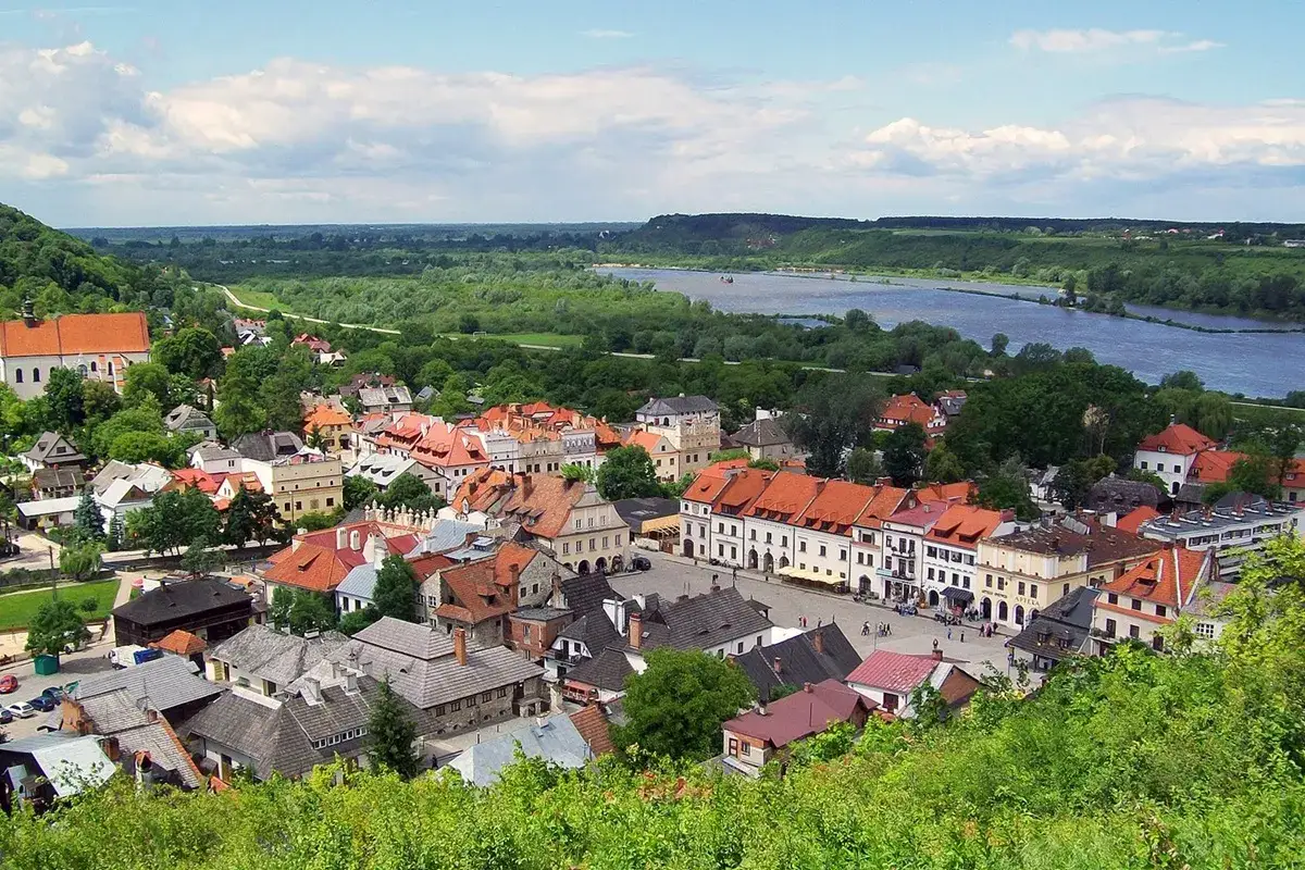 Widok na Kazimierz Dolny z lotu ptaka. Rynek, kamienice z czerwonymi dachami i Wisła tworzą malownicze kazimierz dolny atrakcje.