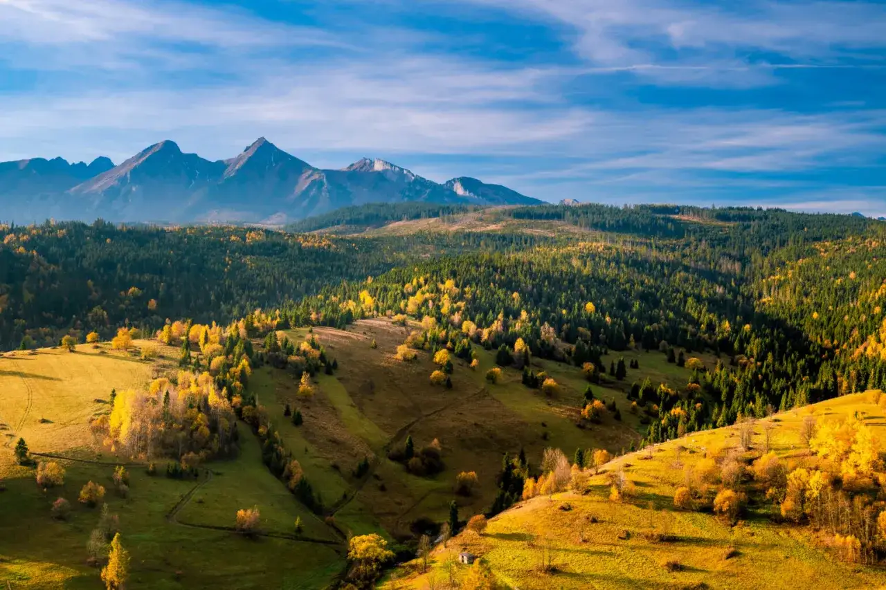 Jesienne Tatry Słowackie. Piękne krajobrazy, ale pamiętaj, jakie trasy w słowackich tatrach wymagają dodatkowego ubezpieczenia.