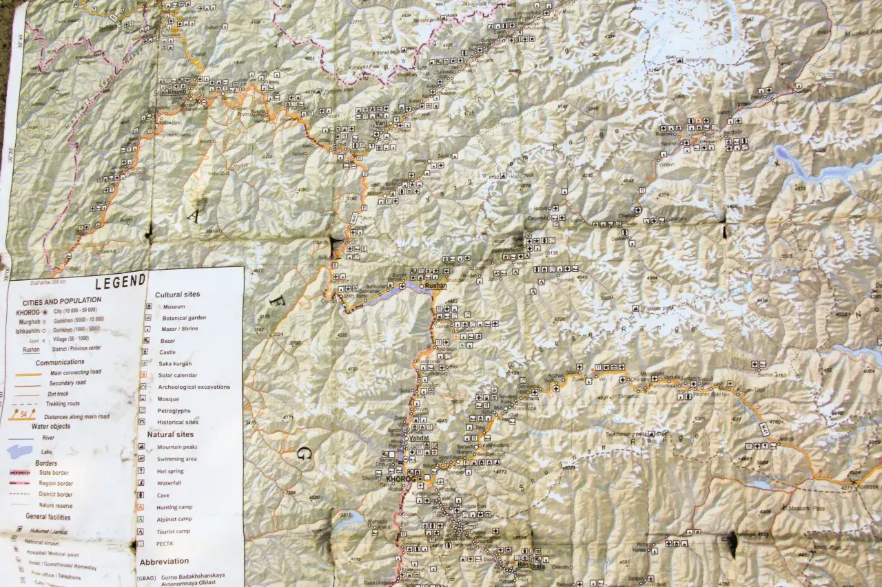Mapa Pamir Highway z legendą, kluczowa do zaplanowania logistyki wyprawy rowerowej.