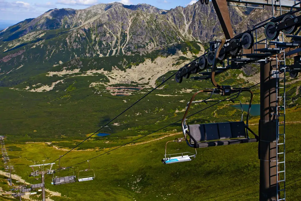 Kolejka linowa w Tatrach, zbliża się do szczytu. Widok na góry i doliny, zastanawiam się jaką wysokość ma Kasprowy Wierch.