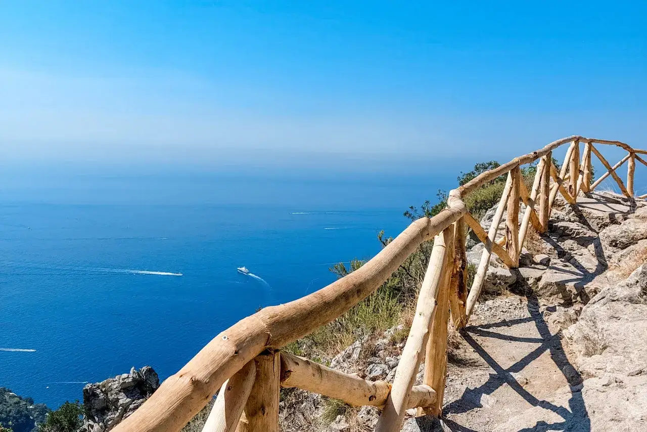 Szlak na Capri, z widokiem na morze i łodzie, może wywoływać objawy lęku przed ekspozycją, podobnie jak na wybrzeżu Amalfi.