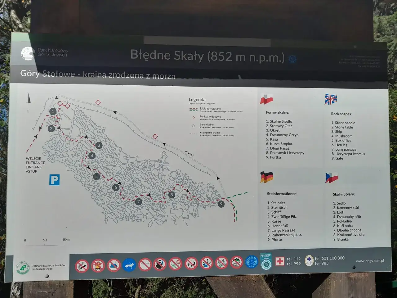 Mapa Błędnych Skał w Górach Stołowych. Wyznaczone trasy i formacje skalne. Ostrzeżenie przed pomyłkami na szlaku mimo wyznaczonej trasy.