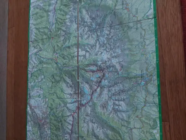 Mapa turystyczna Tatr. Różnica między mapą turystyczną 1:25000 a 1:50000 w terenie jest widoczna w szczegółowości.