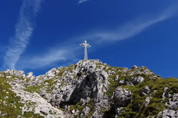 Czemu na Giewoncie jest krzyż? Odkryj jego tajemnice i znaczenie