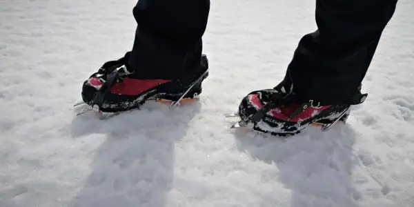 Buty z rakami na śniegu, idealne, by dobrać raczki turystyczne na szlaki w Górach Stołowych.