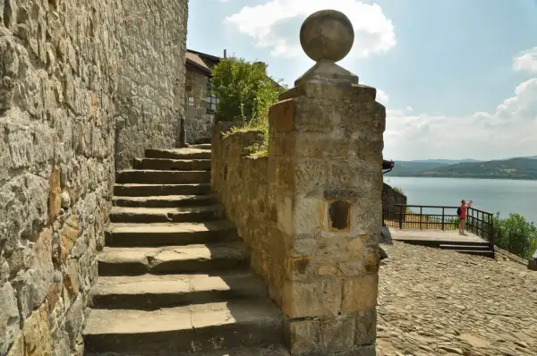 Kamienne schody prowadzą do punktu widokowego nad jeziorem. Zamek w Dobczycach zachwyca swoją architekturą i malowniczym położeniem.
