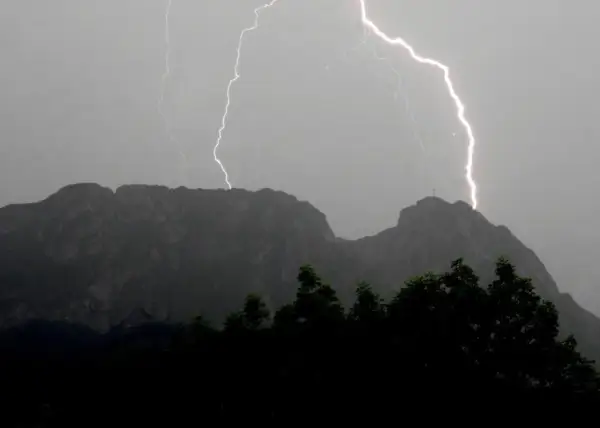 Błyskawice nad Giewontem. Burza na szlaku to realne zagrożenie, zwłaszcza na odsłoniętych graniach.