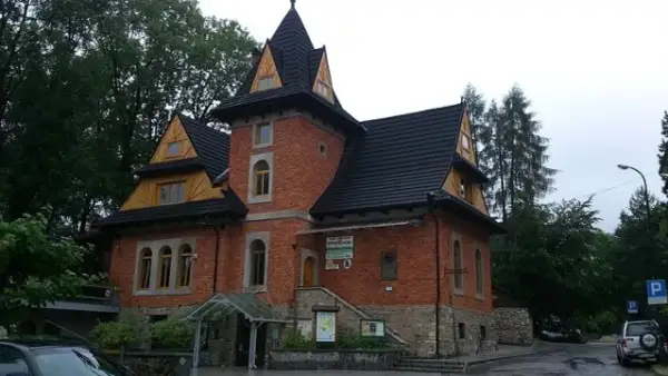 Gdzie znajduje się pensjonat Anieli w Szpilki na Giewoncie? Zaskakujące szczegóły!