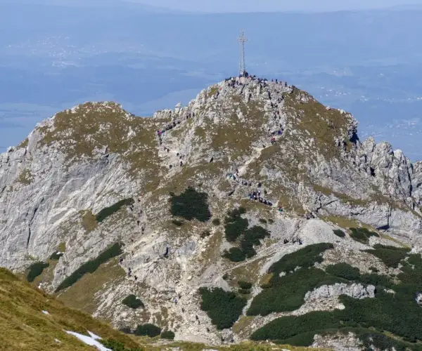Czy szlak na Giewont jest otwarty? Bezpieczeństwo i dostępność tras