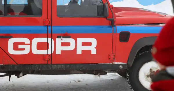 Czerwony samochód GOPR z napisem "GOPR" na drzwiach, gotowy do akcji w Karkonoszach. Sprawdź, jak sprawdzić zagrożenie lawinowe w Karkonoszach komunikaty GOPR.