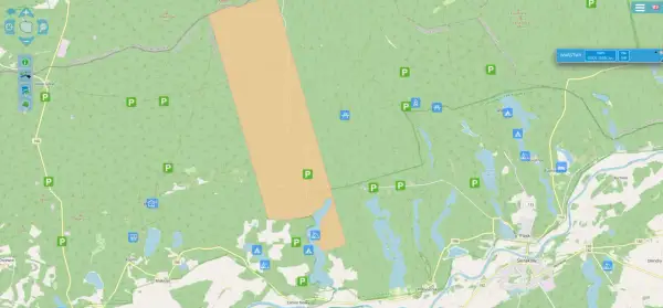 Mapa turystyczna Sudetów z zaznaczonymi parkingami i miejscami biwakowymi. Sprawdzamy, czy spanie w wiatach turystycznych w Sudetach jest dozwolone.