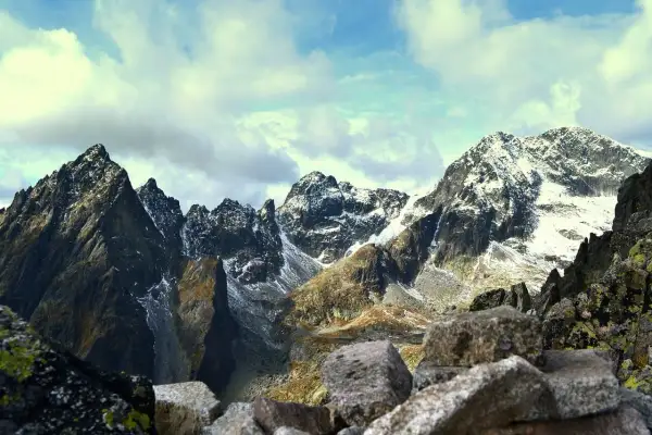Tatry jesienią: skaliste szczyty, śnieg i chmury. Idealne dla szukających najbezpieczniejszych tras w Tatrach dla osób z lękiem wysokości.